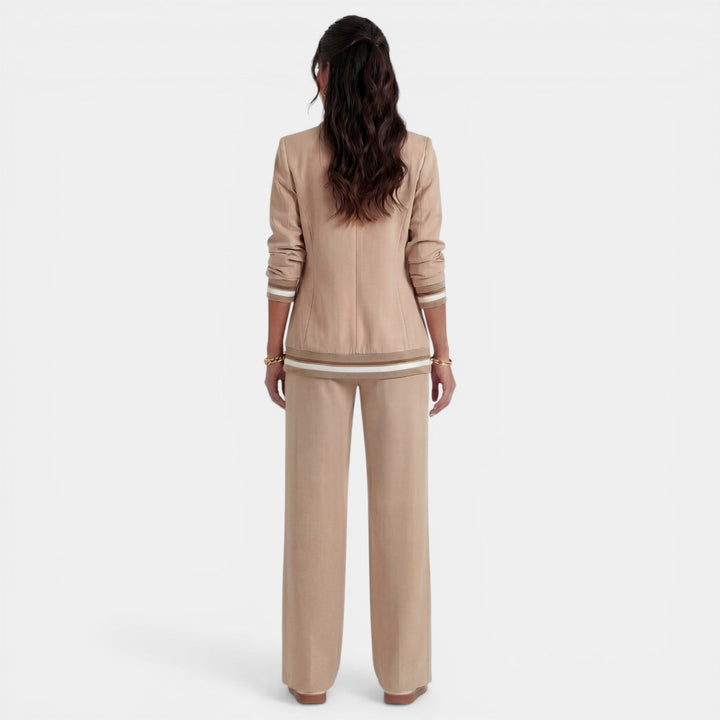 Conjunto versátil de blazer y pantalón ancho para mujer, apto para eventos formales y ropa de oficina.