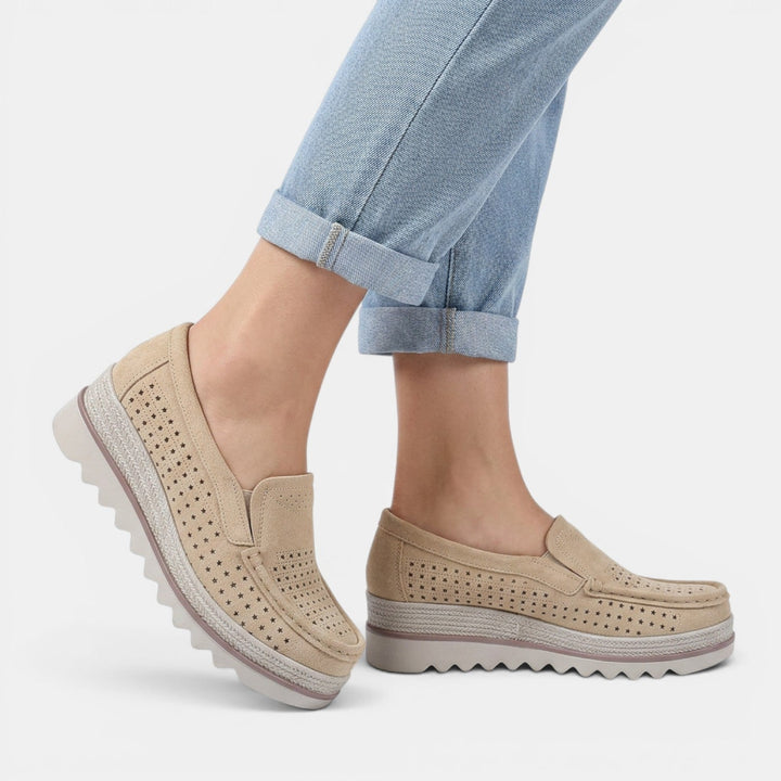 Zapatos ortopédicos de mujer con cuña y plataforma para pisada segura. Calzado cómodo y elegante.