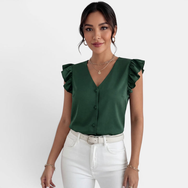 Camisa elegante de mujer con volantes y botones, ideal para oficina o look casual de primavera.