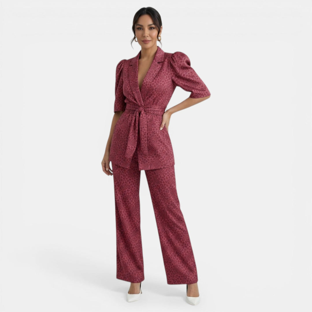 Atuendo femenino versátil: blusa y pantalón con lazada en cintura. Ideal moda oficina y eventos formales.