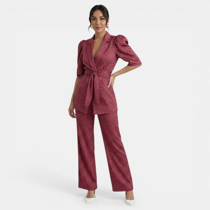 Atuendo femenino versátil: blusa y pantalón con lazada en cintura. Ideal moda oficina y eventos formales.