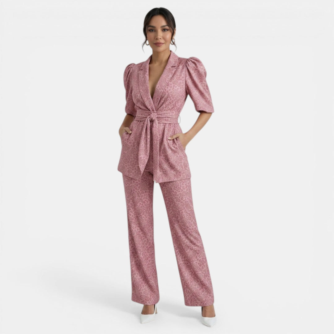 Moda oficina: conjunto dos piezas de blusa con mangas abullonadas y pantalón formal. Estilo elegante y femenino.