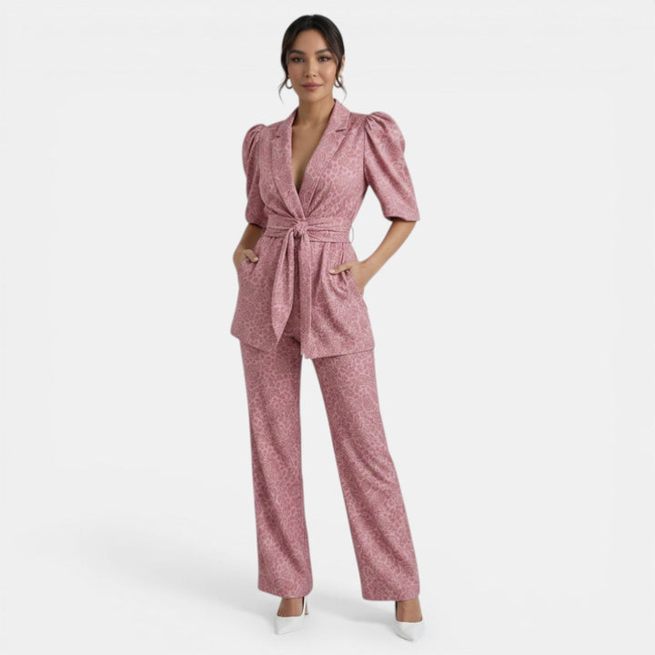 Moda oficina: conjunto dos piezas de blusa con mangas abullonadas y pantalón formal. Estilo elegante y femenino.