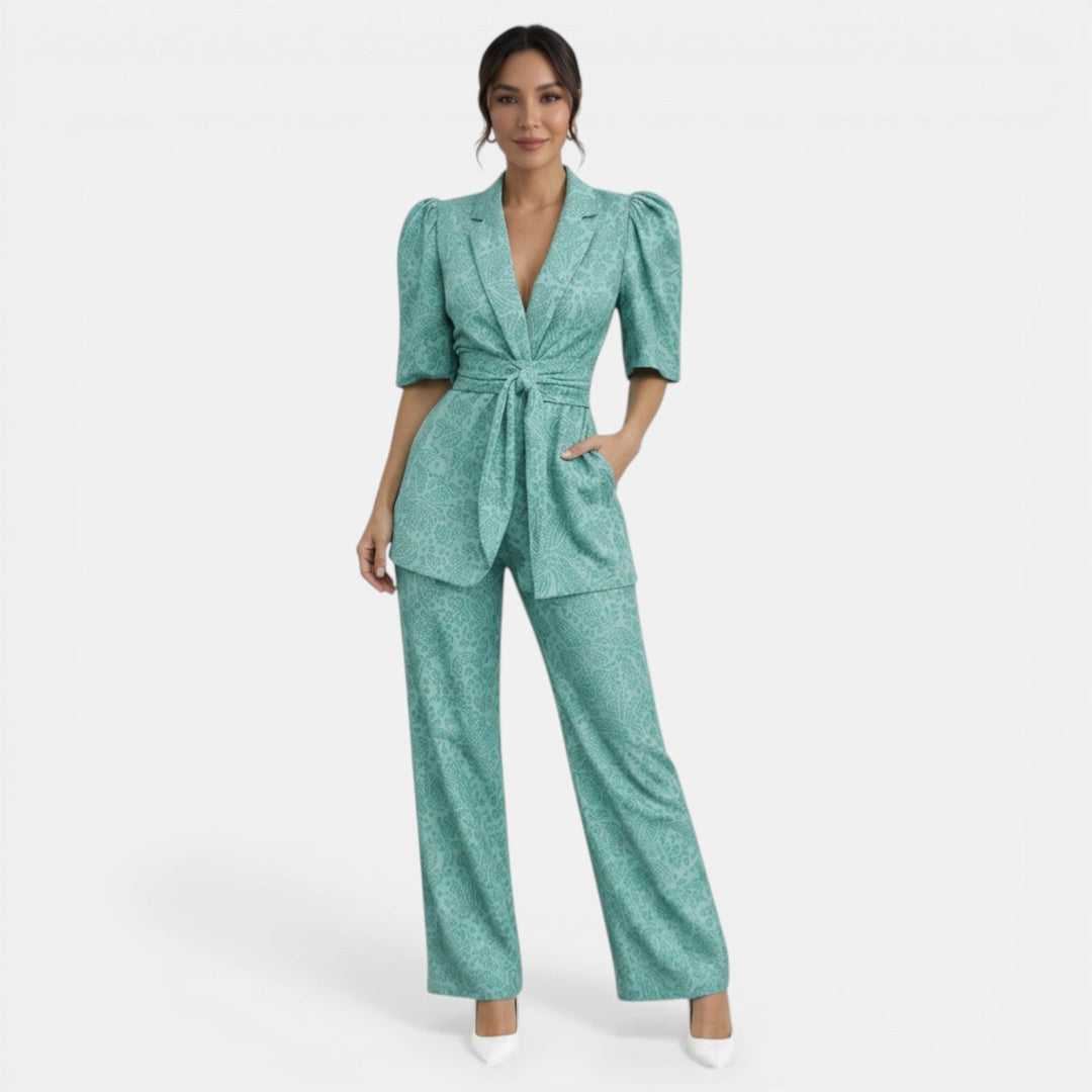 Moderno conjunto elegante mujer: blusa con mangas abullonadas y pantalón de cintura lazada. Dos piezas versátil.