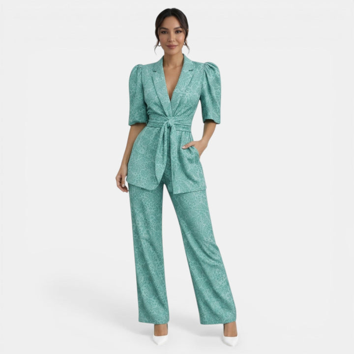 Moderno conjunto elegante mujer: blusa con mangas abullonadas y pantalón de cintura lazada. Dos piezas versátil.