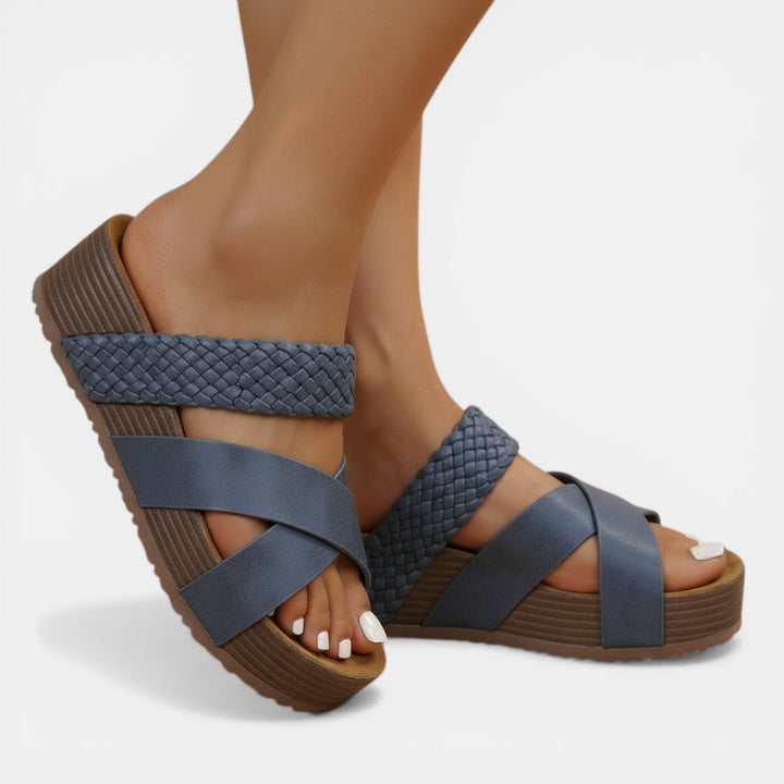 Sandalias de mujer con diseño trenzado y tiras cruzadas. Comodidad y estilo casual para el día a día.