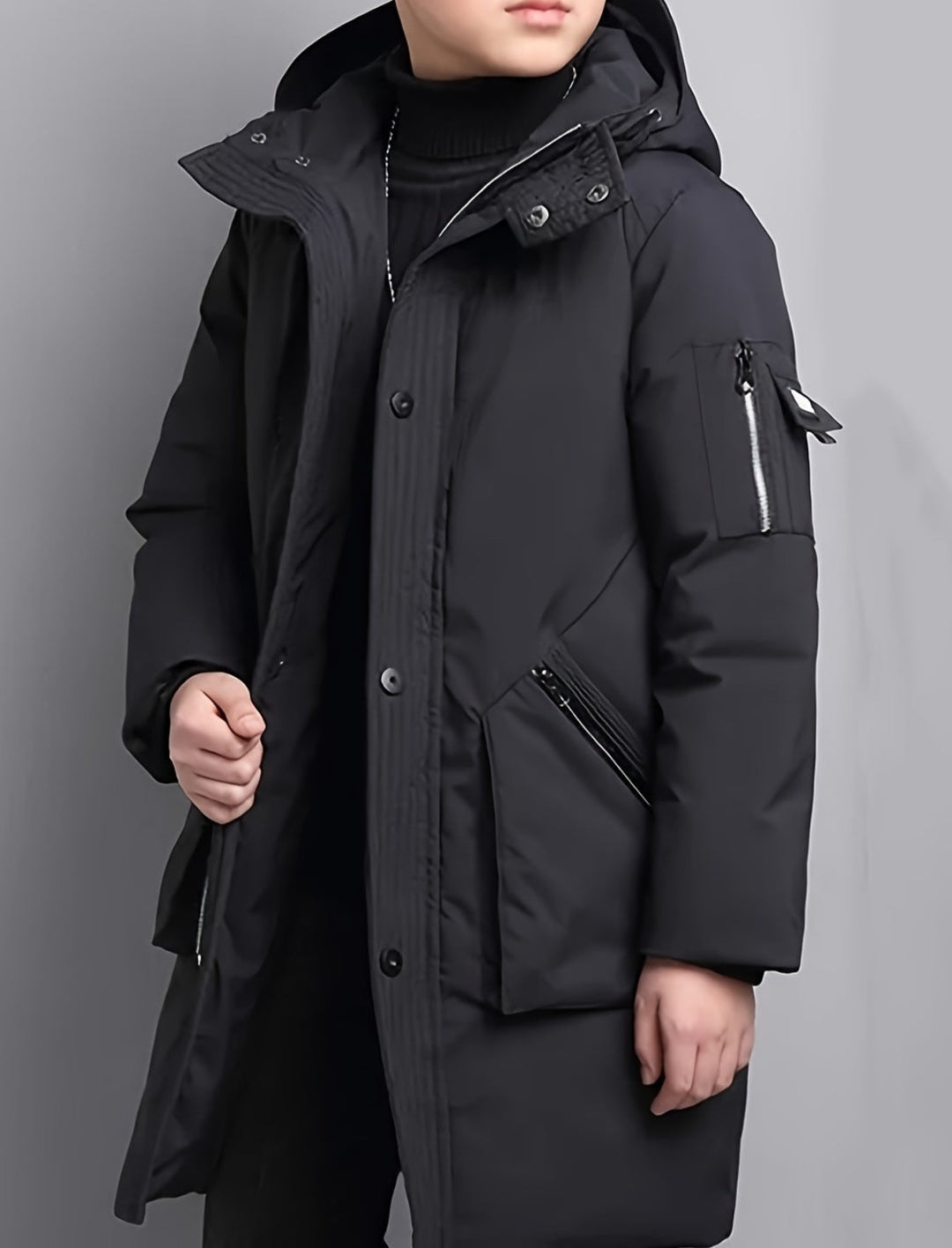Abrigo infantil acolchado negro con capucha, ideal para el frío invierno.