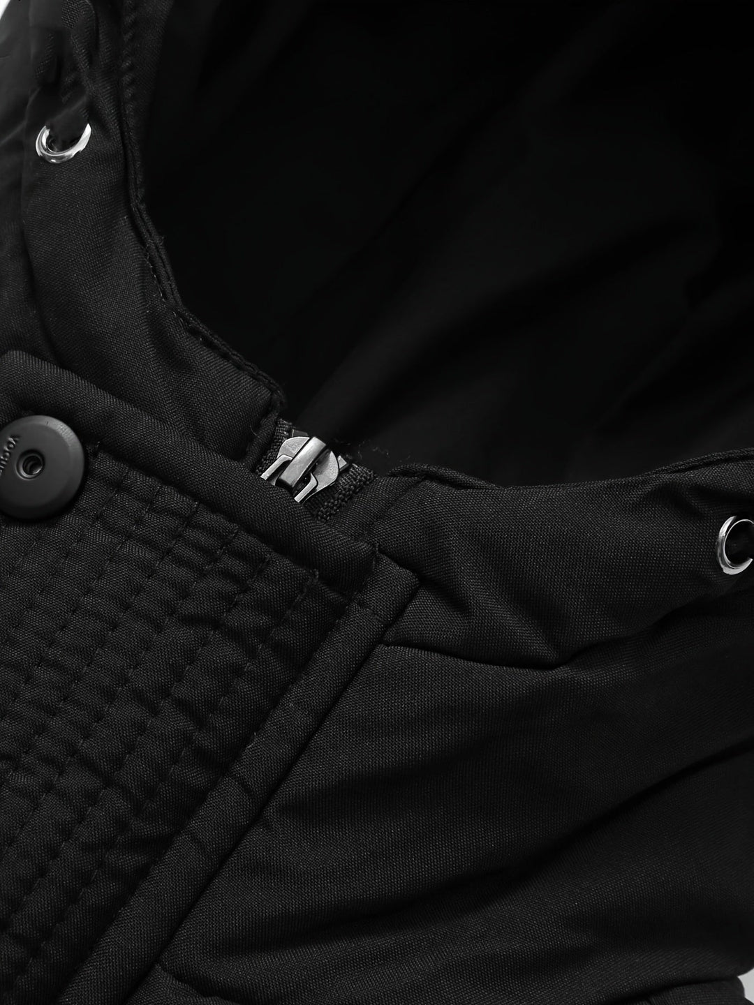Abrigo infantil acolchado con capucha, color negro, esencial para proteger a los niños del frío.