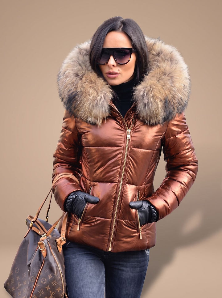 Cálido plumífero acolchado de mujer, entallado. Abrigo invernal con capucha de pelo, elegante y cómodo.