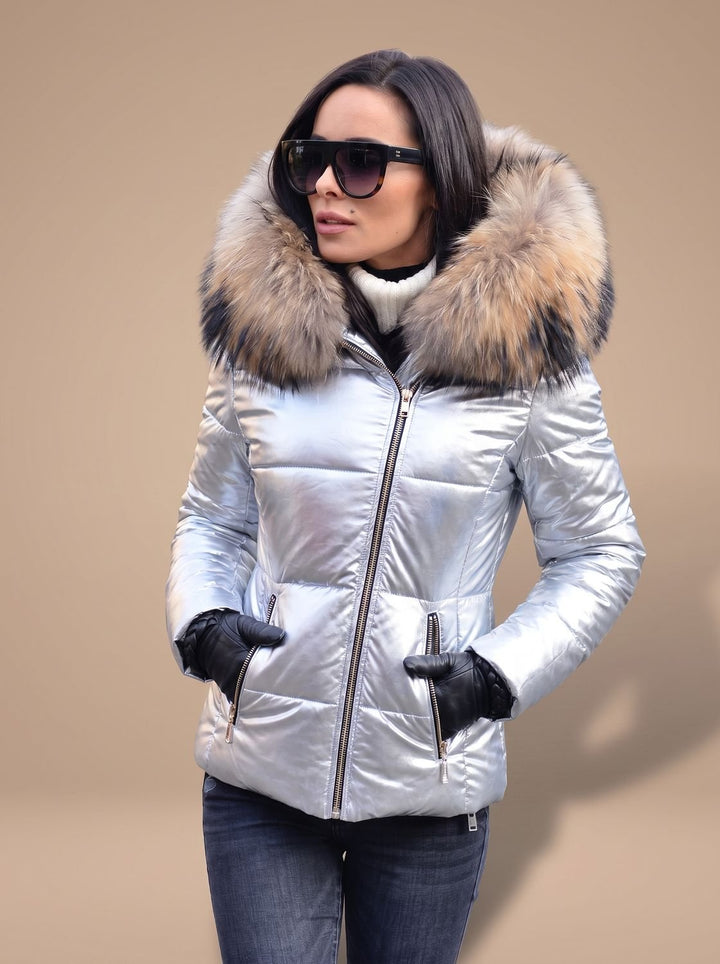 Elegante abrigo plumífero de moda para mujer, entallado, con capucha de pelo. Perfecto para invierno.