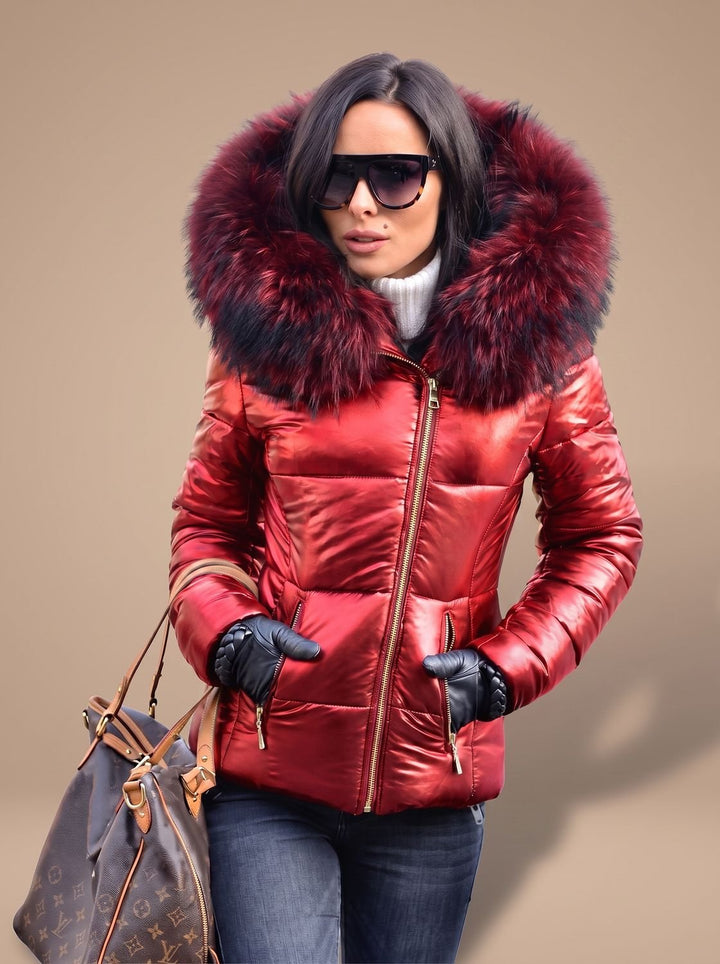 Plumífero entallado de mujer con capucha de pelo. Abrigo acolchado cálido y elegante para invierno.