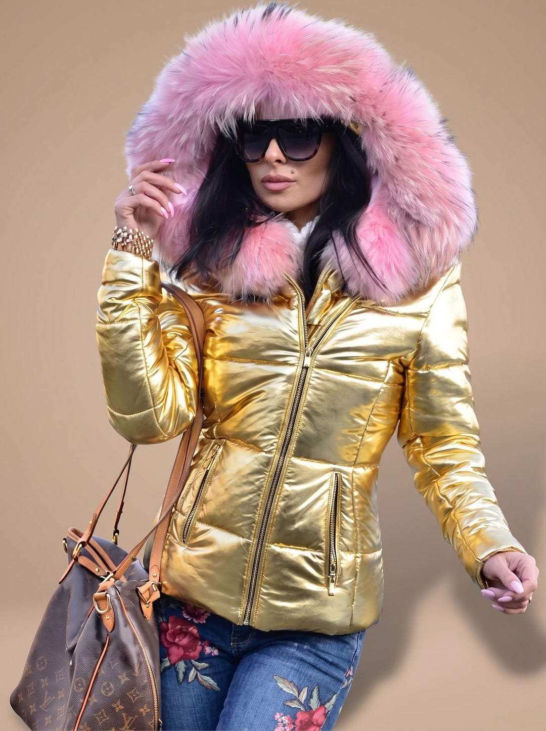 Abrigo plumífero entallado para mujer que realza la figura. Con capucha de pelo, cálido y moderno.