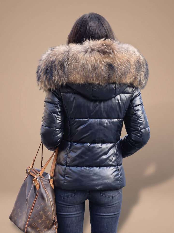 Abrigo de invierno entallado y acolchado para mujer. Plumífero con capucha de pelo, moderno y versátil.