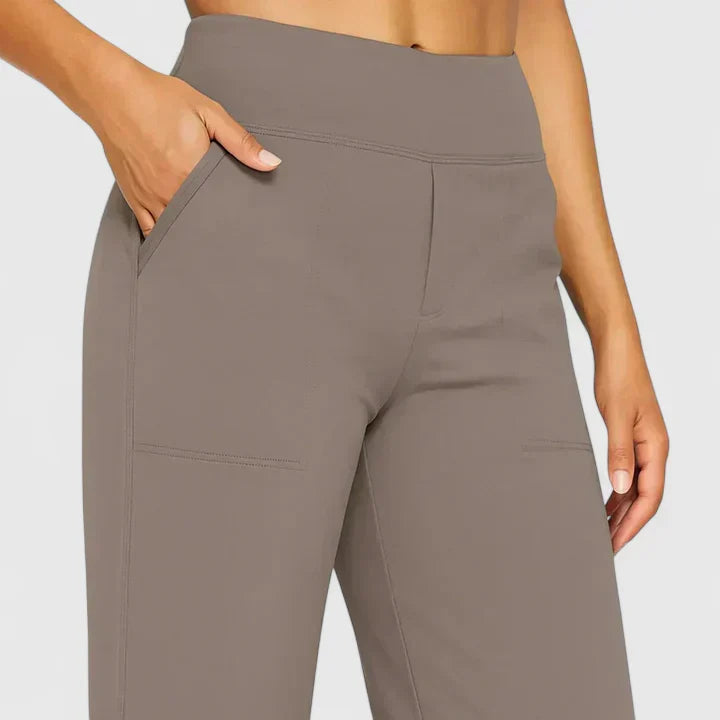 Moda mujer: pantalones rectos versátiles con bolsillos, ideales para el día a día.