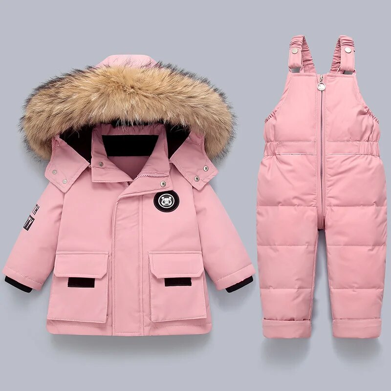 Niño con conjunto de invierno: abrigo infantil y mono de esquí para la nieve. Ropa térmica y cálida para jugar al aire libre.