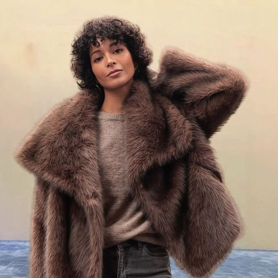 Abrigo corto de pelo sintético para mujer, elegante y cálido. Ideal para moda invernal.