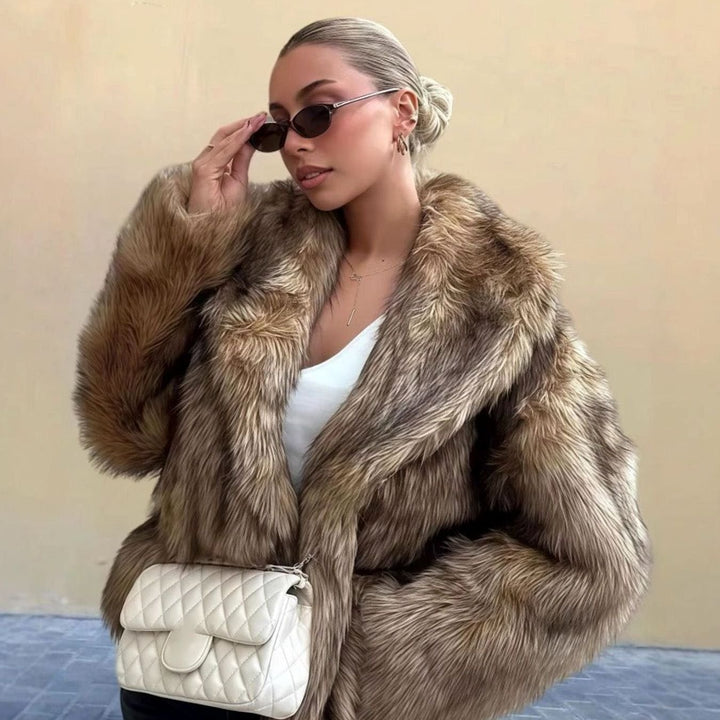 Abrigo corto burdeos de pelo sintético mujer, con solapa oversize. Elegante chaqueta de invierno.