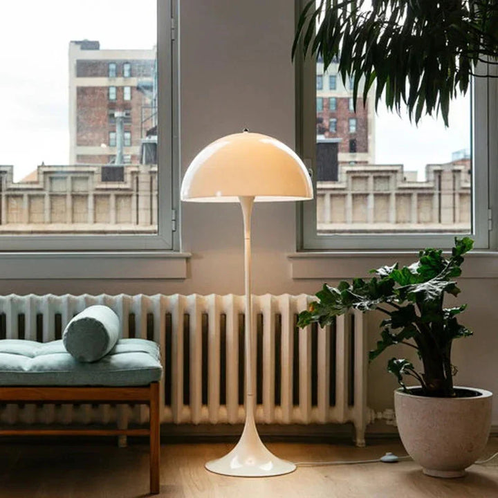 Iluminación LED cálida con lámpara de pie estilo hongo, perfecta para decorar salón escandinavo.