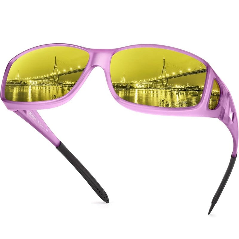 Mujer conduciendo de noche con gafas polarizadas sobre gafas, mejor visión y anti deslumbramiento en condiciones de luz baja.