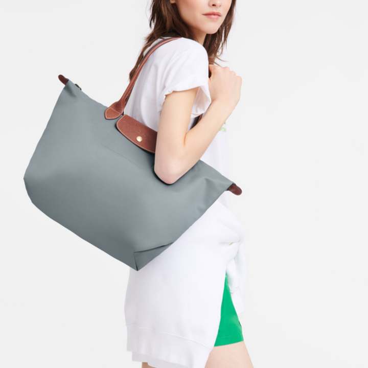 Bolso de mano en nylon con asas de piel, un básico elegante y funcional para cualquier estilo.