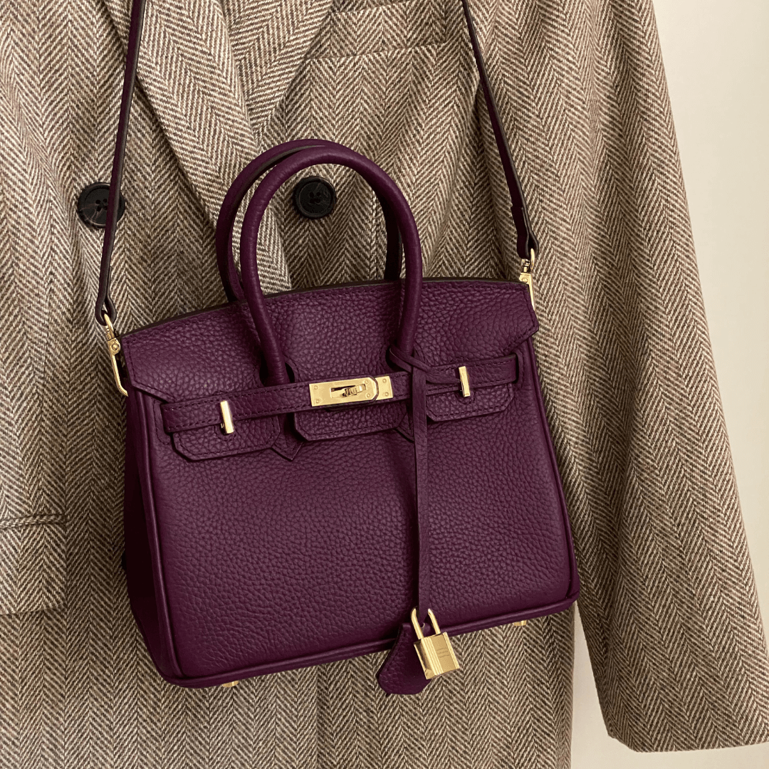 Bolso de mano premium para mujer, elaborado en piel genuina con un práctico organizador integrado.
