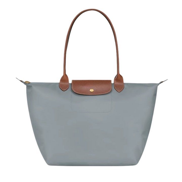 Vista frontal del bolso de mano para mujer, resaltando su diseño de nylon y piel con practicidad.