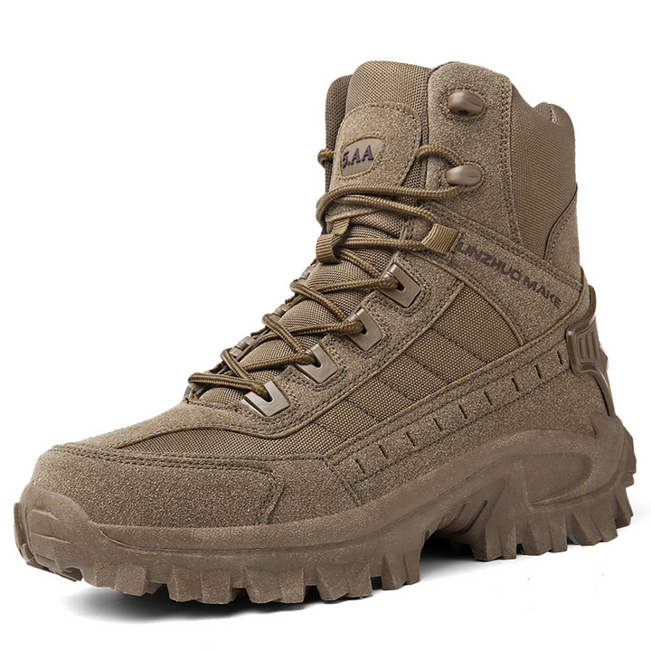 Par de botas de trekking unisex, impermeables, con suela robusta antipinchazos.