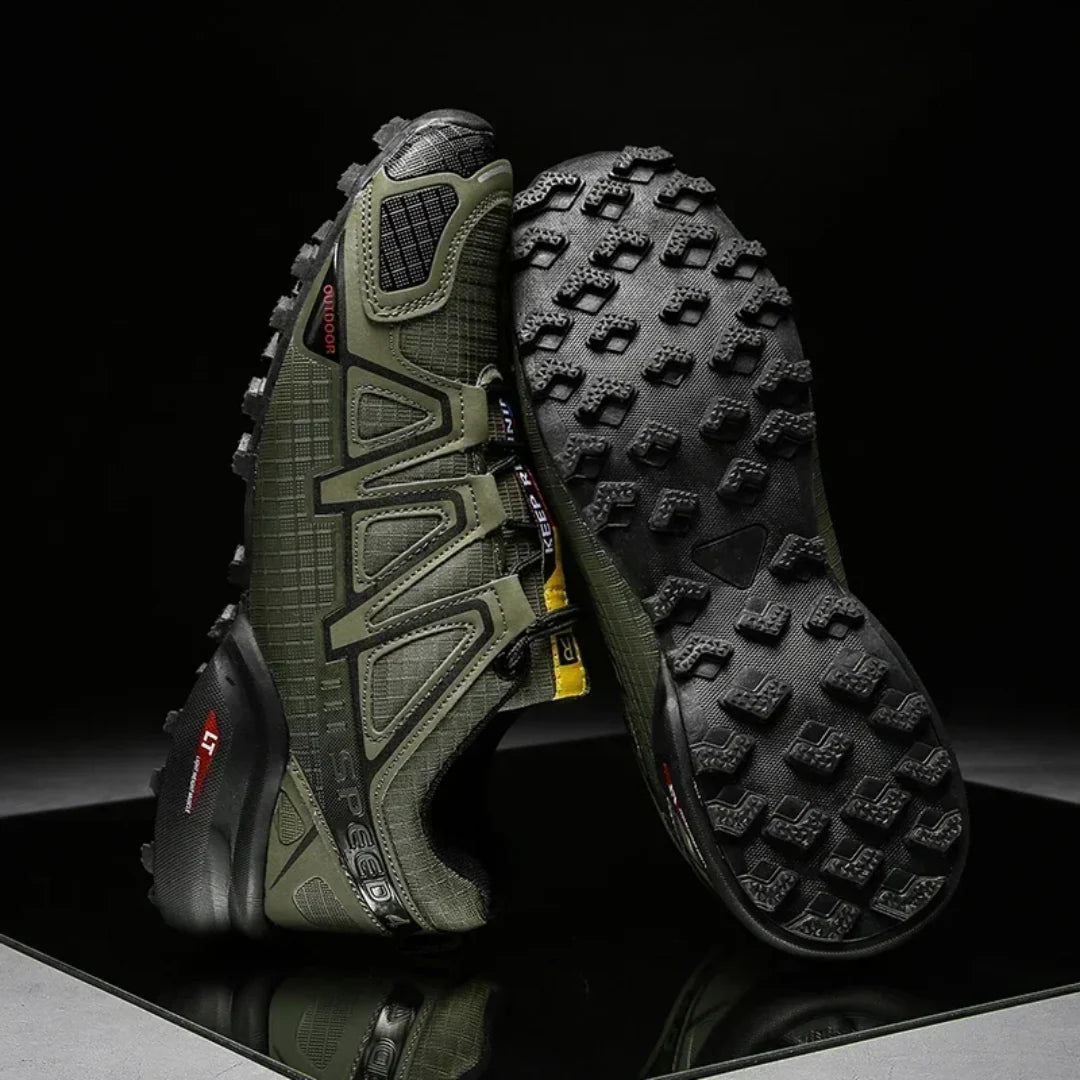 Calzado outdoor Speedcross IV, ideal para trail running con sujeción y agarre.