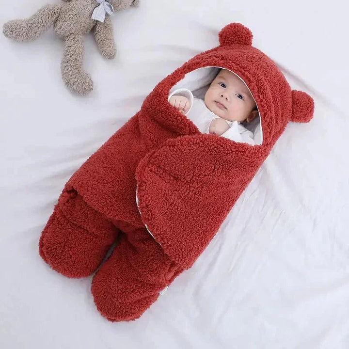 Saco universal para bebé, orejas osito. Calidez y confort en paseos. Forro polar acogedor.