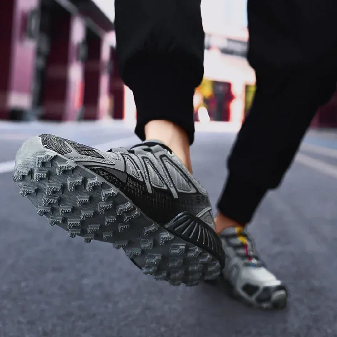 Rendimiento en montaña con Speedcross IV: zapatillas trail running unisex de agarre.