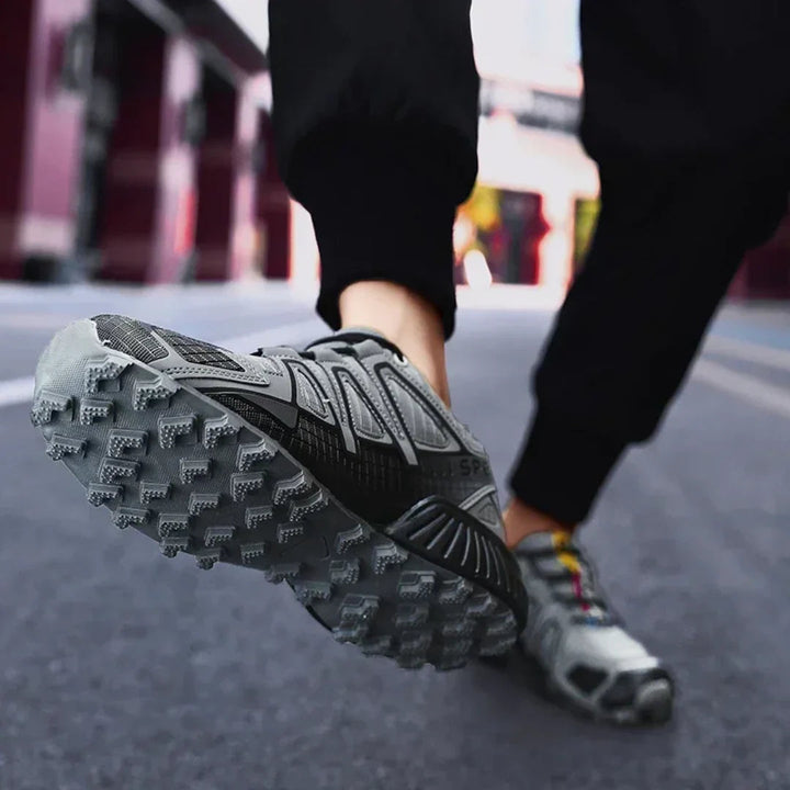 Rendimiento en montaña con Speedcross IV: zapatillas trail running unisex de agarre.