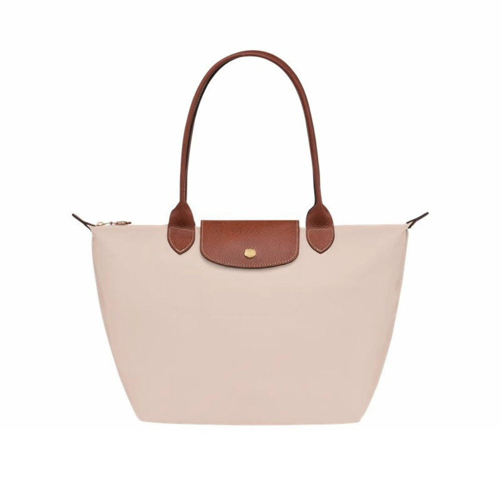 Bolso para mujer, destacando su versatilidad para uso diario, en nylon y piel, muy práctico.