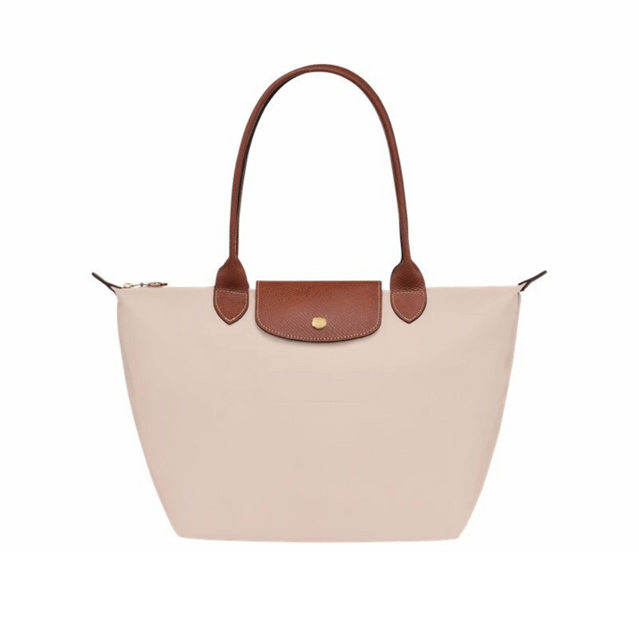 Bolso para mujer, destacando su versatilidad para uso diario, en nylon y piel, muy práctico.