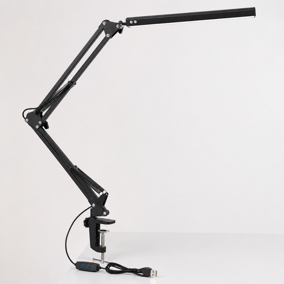 Lámpara de escritorio LED blanca con pinza regulable y brazo flexible para estudio o trabajo, iluminación USB.