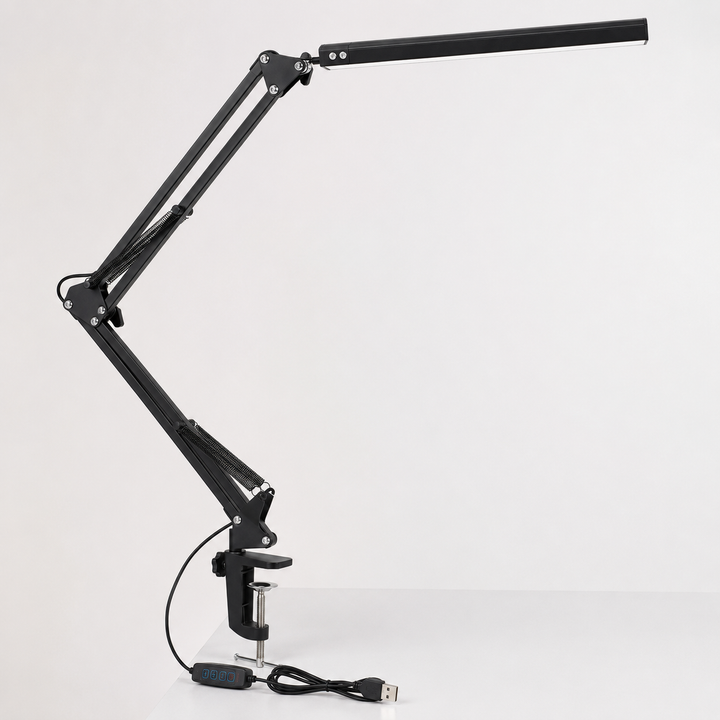 Lámpara de escritorio LED blanca con pinza regulable y brazo flexible para estudio o trabajo, iluminación USB.