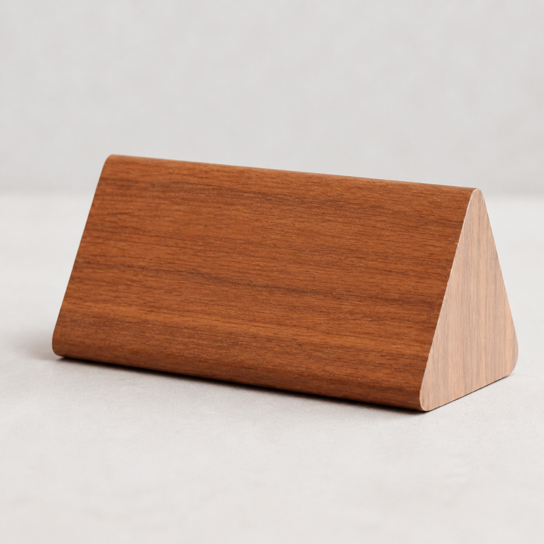 Reloj despertador LED de madera con pantalla digital clara. Ideal para dormitorio u oficina.