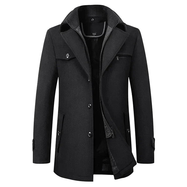 Abrigo impermeable elegante para hombre, ideal para invierno. Protege del frío y viento con estilo profesional.