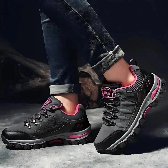 Calzado de montaña para mujer, cómodo y transpirable, perfecto para largas rutas de senderismo y aventura.
