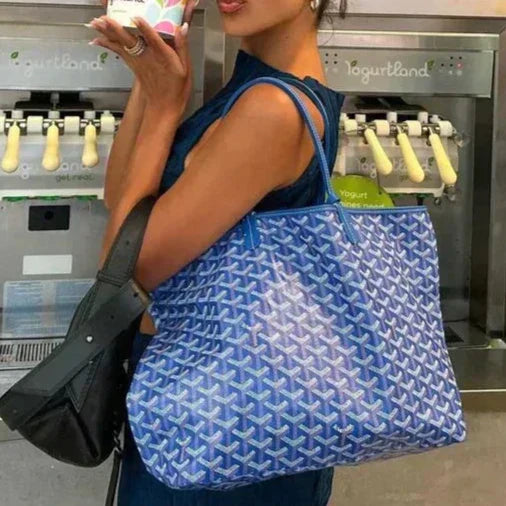 Bolso funcional y espacioso para mujer, ideal para llevar todo lo necesario con estilo.