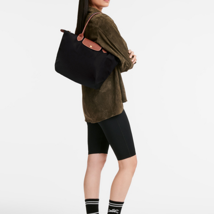 Bolso tote ligero de nylon y piel. Ideal para la mujer moderna, con organización y espacio.