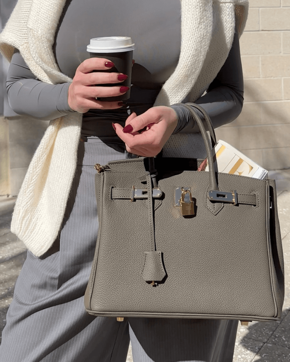 Elegante bolso de mano de mujer en piel genuina con compartimentos organizadores. Ideal para el día a día.