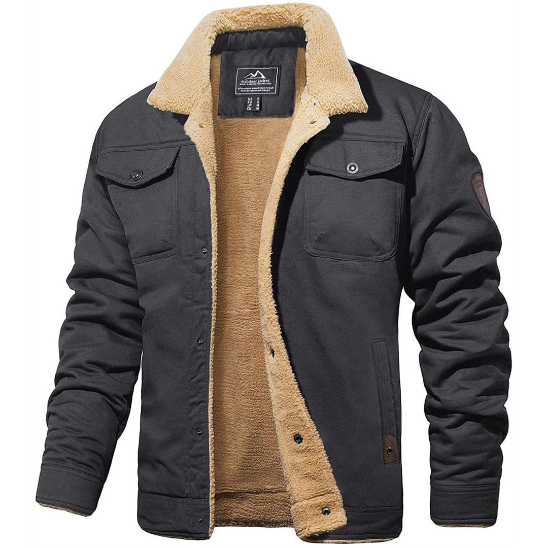 Hombre vistiendo chaqueta bomber de invierno, abrigo térmico y con estilo, perfecto para días fríos.