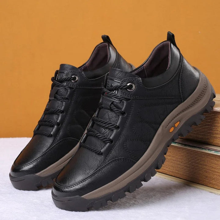 Botas ortopédicas de hombre con suela antideslizante, ideales para exterior. Calzado versátil y seguro para caminar.
