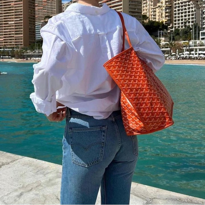 Bolso de moda para mujer, diseño versátil y amplio, accesorio diario esencial.