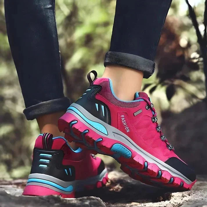 Botas de trekking impermeables para mujer, diseñadas para proteger en senderos mojados y terrenos difíciles.