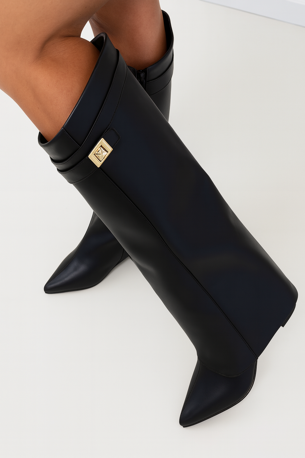 Detalle de botas altas de mujer, en piel y ante, con tacón bloque. Moda y calidad en calzado femenino.