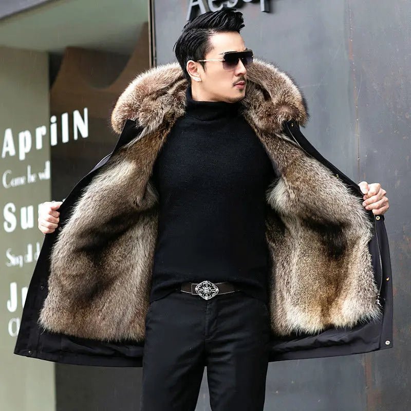 Parka térmica para hombre, diseño robusto y funcional, con capucha y cuello de pelo sintético para el frío.