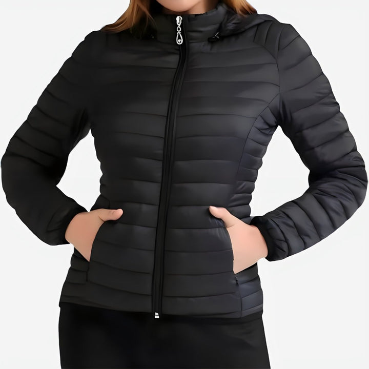 Chaqueta ultraligera de confort para mujer. Ideal para aventuras al aire libre y uso diario en clima frío.