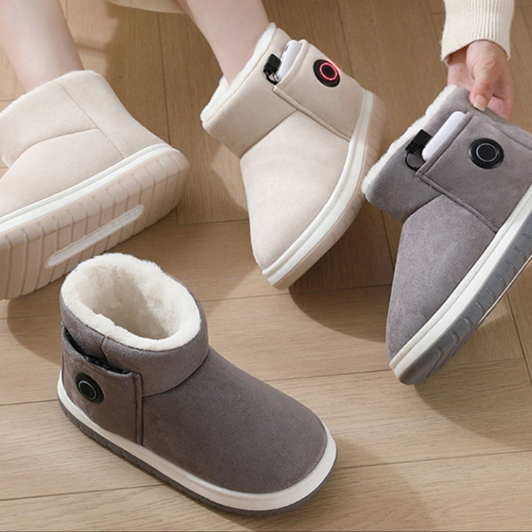 Par de pantuflas térmicas USB en uso, calentando los pies en casa. Zapatillas regulables para invierno.