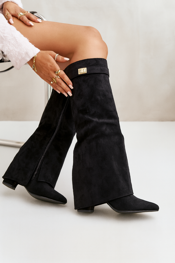 Botas de mujer con tacón bloque, en lujosa piel y suave ante. Ideales para realzar tu estilo en cualquier ocasión.